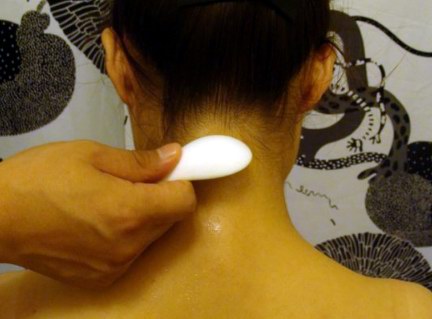 <a href=//www.yodicraft.com target=_blank class=infotextkey>中医</a>刮痧治疗颈椎病